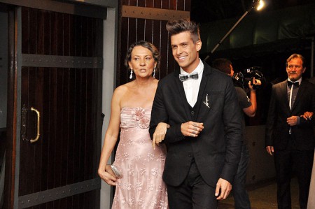 Mateus entrando na igreja com sua mãe . 